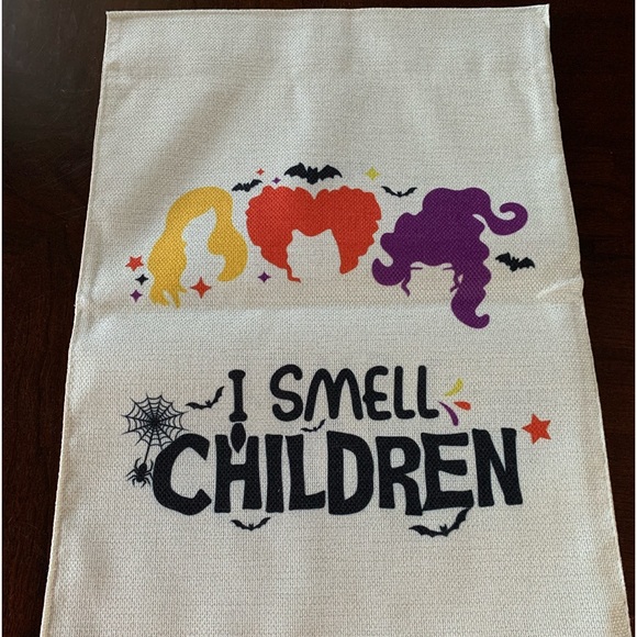 Set of 4 garden flags. - Picture 4 of 7